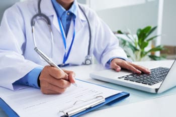 доктор записывает план лечения ипохондрии